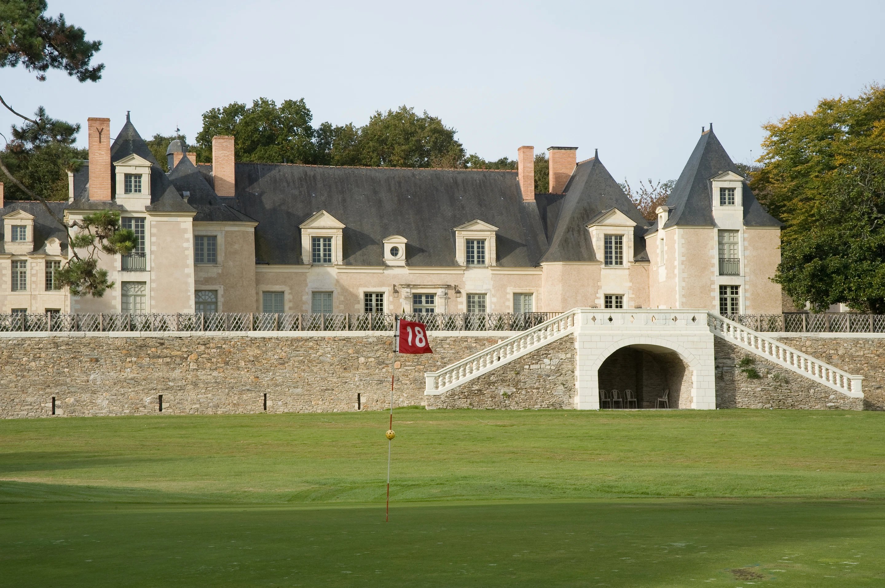 280/Chateau_Perriere/Exterieur/Facade_Golf.jpg